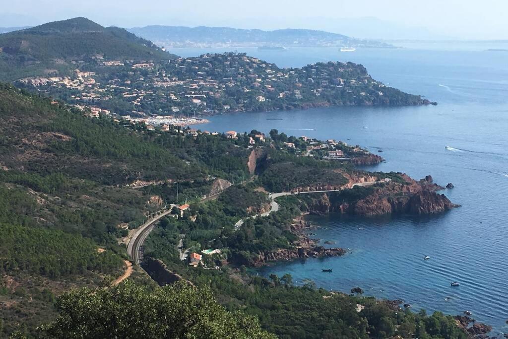Villa A L'Etage Avec Piscine Proche Bord De Mer Saint-Raphaël Esterno foto