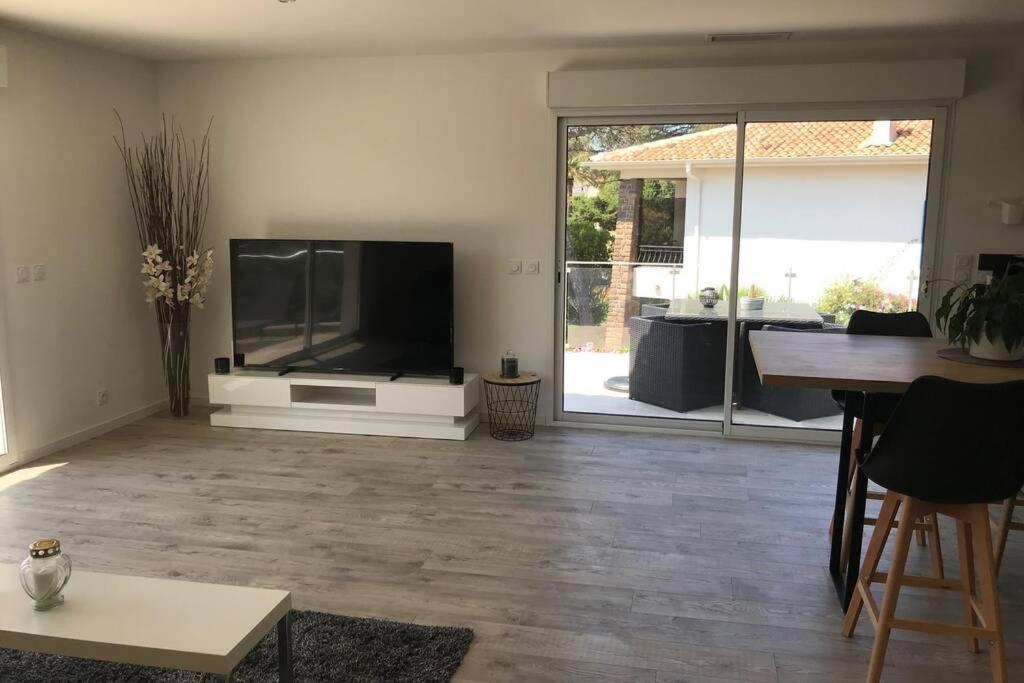 Villa A L'Etage Avec Piscine Proche Bord De Mer Saint-Raphaël Esterno foto