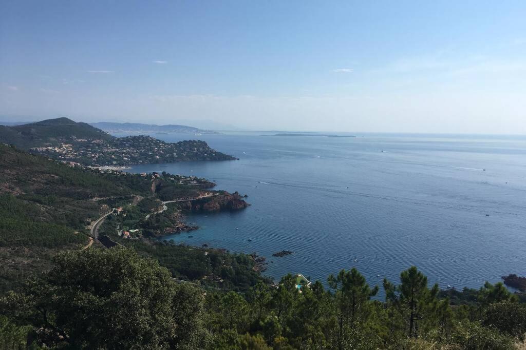 Villa A L'Etage Avec Piscine Proche Bord De Mer Saint-Raphaël Esterno foto