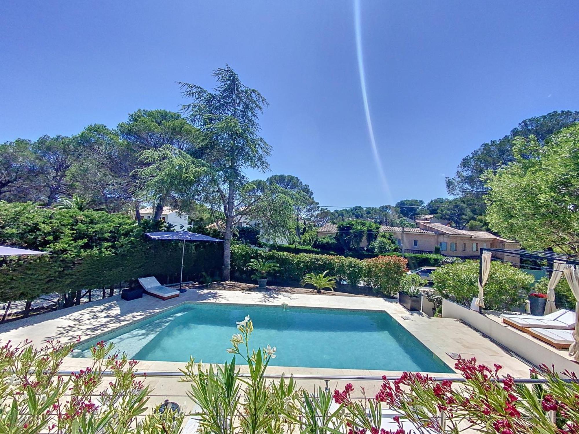 Villa A L'Etage Avec Piscine Proche Bord De Mer Saint-Raphaël Esterno foto