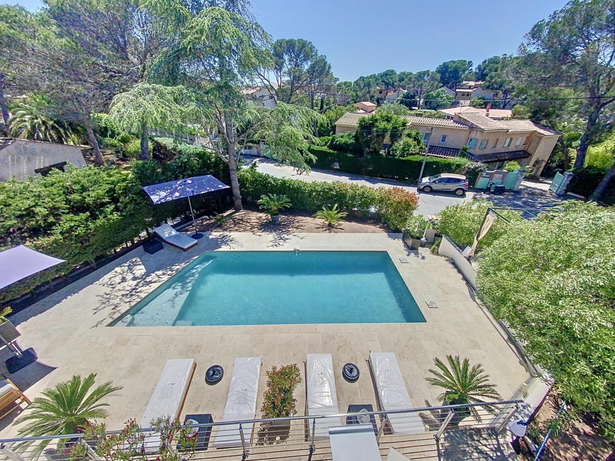 Villa A L'Etage Avec Piscine Proche Bord De Mer Saint-Raphaël Esterno foto
