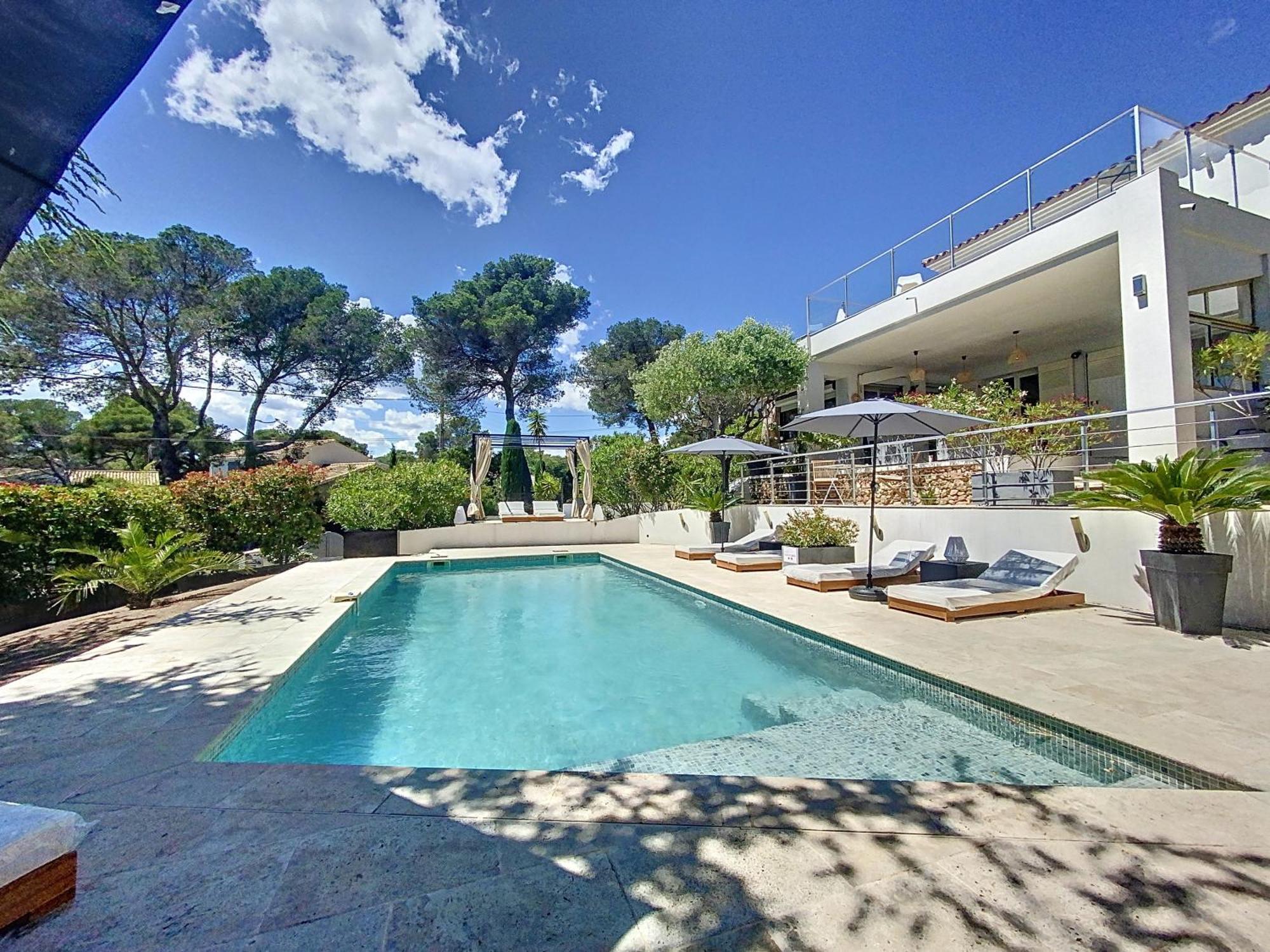 Villa A L'Etage Avec Piscine Proche Bord De Mer Saint-Raphaël Esterno foto